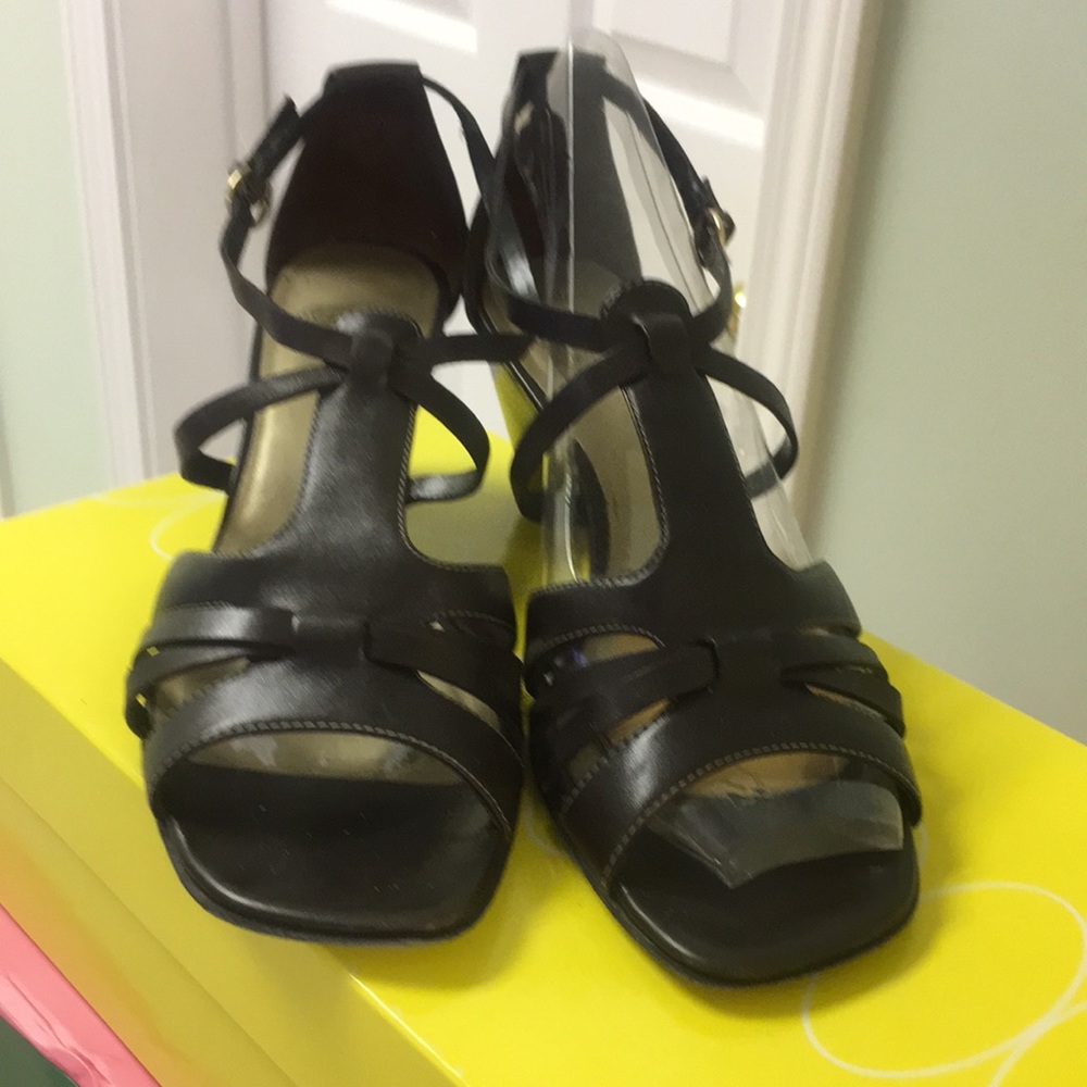 Circa Joan & David brown sandals